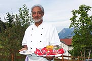 der indische Küchenchef Singh Balvinger bereitet ayurvedische Speisen zu - abgestimmt auf die individuellen Doshas (Foto: Marikka-Laila Maisel)